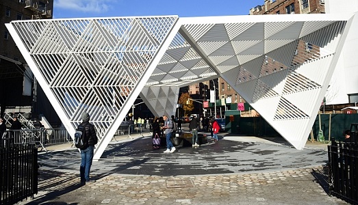 Jenny Holzer, in omaggio alle vittime dell’Aids. New York annuncia l’apertura di un suo nuovo “Memoriale”