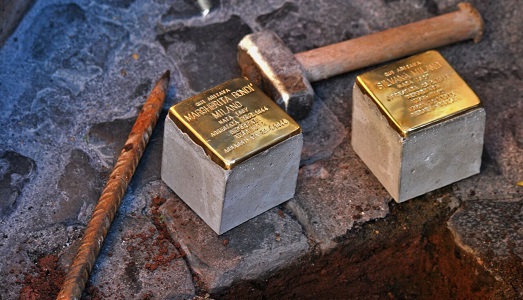 Ventiquattro nuove pietre per la storia di Roma. Torna l’ottava edizione di “Memorie d’Inciampo”, di Gunter Demnig Ventiquattro nuove pietre per la storia di Roma. Torna l’ottava edizione di “Memorie d’Inciampo”, di Gunter Demnig