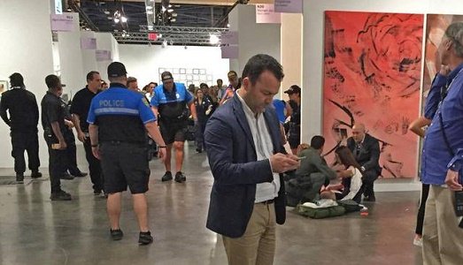 L’accoltellamento ad Art Basel Miami? Per l’imputata si trattava di sventare l’Isis. Ecco il verdetto finale di una storia decisamente surreale L’accoltellamento ad Art Basel Miami? Per l’imputata si trattava di sventare l’Isis. Ecco il verdetto finale di una storia decisamente surreale
