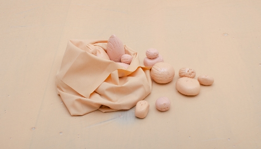 A Milano, la mostra segreta di Gioia di Girolamo raccontata dalla gallerista Renata Bianconi