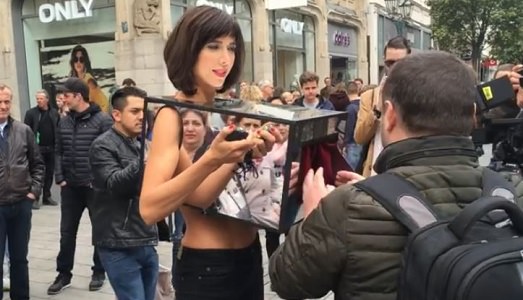 Milo Moiré ne combina un’altra, e nel giorno della Brexit si fa arrestare a Londra. La colpa? Di una scatola-specchio decisamente particolare