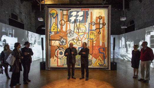 Mimmo Rotella al lavoro. A Palazzo del Broletto di Como, un omaggio all’opera del maestro