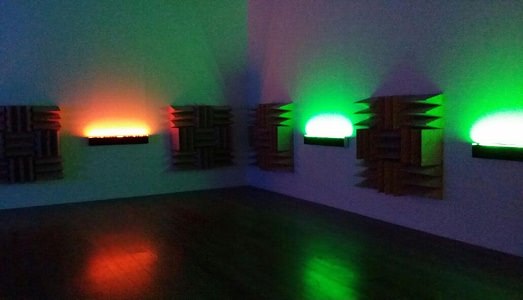 ArtBasel/le mostre da non perdere: Haroon Mirza al museo Tinguely. Luce e suono ma anche un’idea allargata dell’arte che rinuncia all’autore. E investe lo spettatore