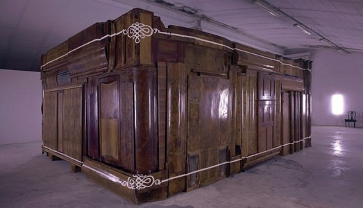 In tour con Flavio Favelli, dal Cimitero della Certosa alle campagne bolognesi, tra la “Sala d’Aspetto” e il “Mobilia Essay”. Nel week end di Arte Fiera