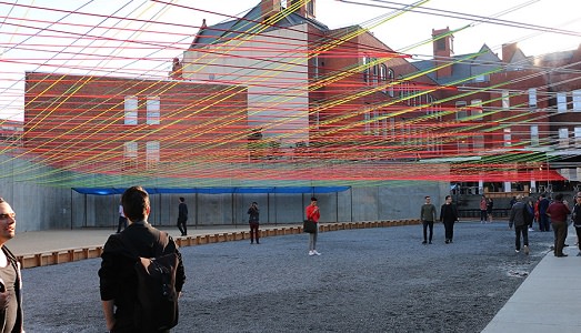 Tanti auguri PS1. Il celebre museo “succursale” del MoMA, nel Queens, festeggia ampliando il board ed estendendo gratuità per tutto il 2017