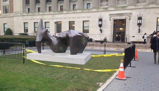La carica dei mille studenti contro Henry Moore. Alla Columbia University una dura petizione per una “Reclining Figure”, descritta come “mucchio di spazzatura”