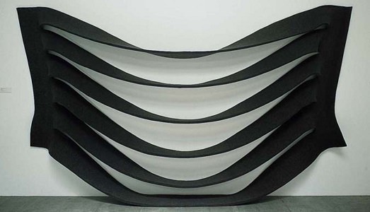 Enrico Castellani, Robert Mangold, Robert Morris, Kenneth Noland. Grandi artisti per una riapertura: quella della storica galleria Fumagalli, stavolta a Milano
