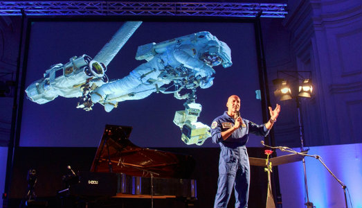 Dalla BMW alla base spaziale, con Jenny Holzer e Luigi Ghirri. Le mostre della Milanesiana