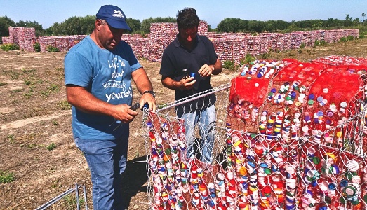 Cinque milioni di tappi di plastica nella laguna dello Stagnone. Il grande “Help” di Maria Cristina Finucci sbarca a Mozia, per parlare di oceani e ambiente