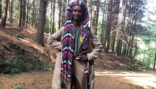 Seguendo il ritmo ipnotico della macchina da cucire digitale di Muna Mussie, a Bologna