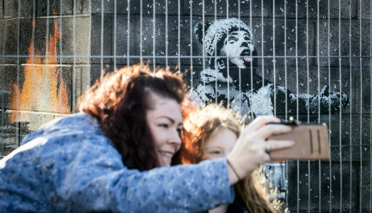 Il nuovo murales di Banksy su un garage di Port Talbot, sta creando problemi al proprietario