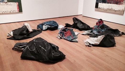 New York. Il mistero di Oscar Murillo: al MoMA, persa e ritrovata a tempi alterni una tela dell’artista