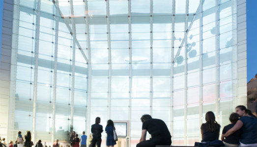 Che vestito indossa Museion? Il pubblico deciderà il video da proiettare sulla facciata