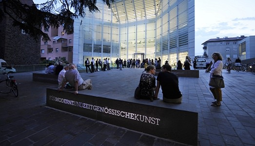 Bolzano divisa. Tutta colpa del free wi-fi di Museion, che da “connessione” è diventato terreno d’opinione, sulla questione homeless e migranti Bolzano divisa. Tutta colpa del free wi-fi di Museion, che da “connessione” è diventato terreno d’opinione, sulla questione homeless e migranti