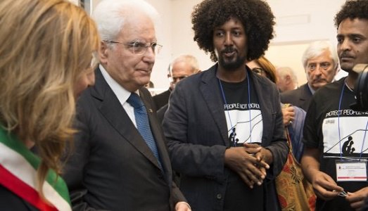 Lampedusa “necessariamente italiana”. Il Presidente Mattarella inaugura il Museo della Fiducia e del Dialogo, parlando del’arte dell’accoglienza Lampedusa “necessariamente italiana”. Il Presidente Mattarella inaugura il Museo della Fiducia e del Dialogo, parlando del’arte dell’accoglienza