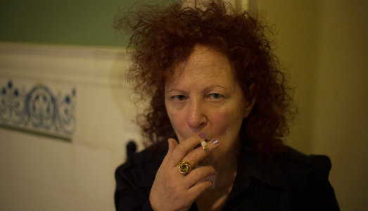 La guerra dell’OxyContin. Nan Goldin porta la protesta contro gli oppioidi allo Smithsonian