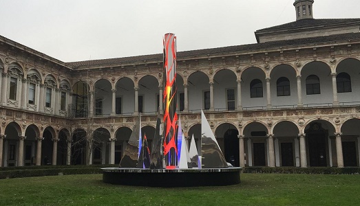 Nanda Vigo per l’Università Statale di Milano. Torna la rassegna che trasforma il cortile dell’Ateneo in un display per sculture monumentali