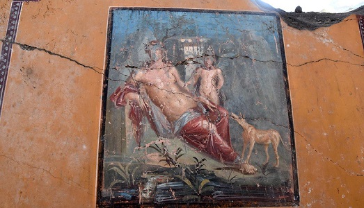 Una pittura murale di Narciso che si specchia nell’acqua riaffiora dagli scavi di Pompei