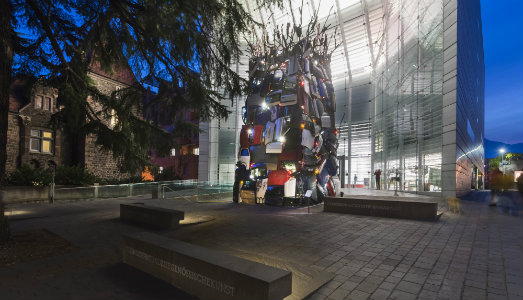 Natale anticipato al Museion di Bolzano, con l’albero di Gianni Pettena e una lunga notte di eventi