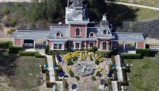 Addio Neverland, addio Michael. La tenuta di Jackson in vendita, e sfuma l’idea di un “santuario” dedicato al grande cantante Addio Neverland, addio Michael. La tenuta di Jackson in vendita, e sfuma l’idea di un “santuario” dedicato al grande cantante