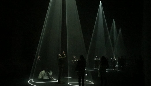 New York Art Week/9. La notte dell’arte a Red Hook, per le sculture di luce di Anthony McCall da Pioneer Works