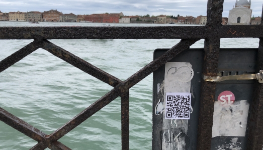 Nina Dotti ha riempito Venezia di Codici QR per protestare contro Maduro alla Biennale Nina Dotti ha riempito Venezia di Codici QR per protestare contro Maduro alla Biennale