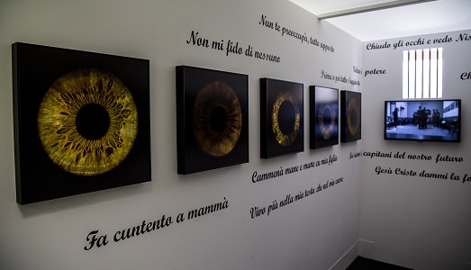Segni e colori dell’interiorità. Il carcere minorile di Nisida, a Napoli, apre i suoi spazi all’arte contemporanea