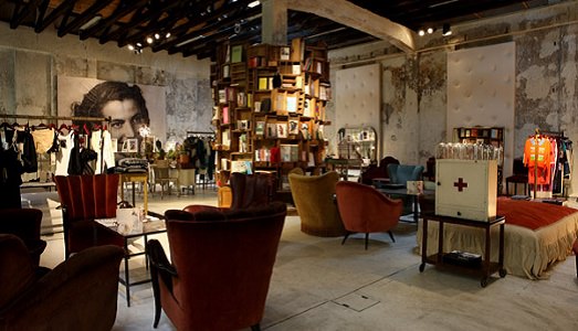 La perfomance, tra il fashion. Samantha Stella in “Sinfonia in rosso” a Milano, nello spazio di Antonio Marras | La perfomance, tra il fashion. Samantha Stella in “Sinfonia in rosso” a Milano, nello spazio di Antonio Marras |