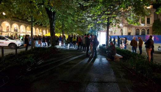 Appuntamento in disco-cabina. Norma Jeane e Contemporary Locus riattivano un angolo di Bergamo