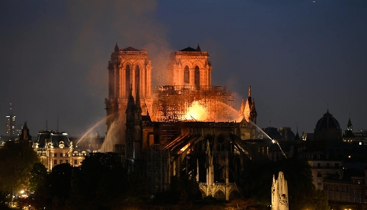 Fiamme spente a Notre Dame ma crollano la guglia e il tetto. Solidarietà da tutto il mondo