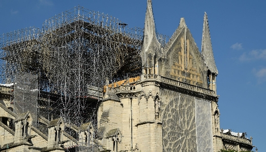 Approvata legge per la ricostruzione di Notre Dame, mentre emergono le falle nella sicurezza