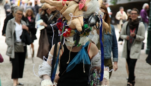 Folle, poetica e politica. È la Notte Bianca di Parigi, con Daniel Buren e Marthine Tayou