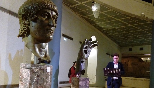 Il boom della Notte dei Capitolini: lunghe file in Piazza del Campidoglio, per riscoprire l’arte di Roma con il teatro, e non solo