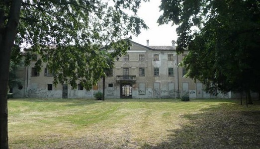 Tra parentesi, la molteplicità. A Villa Brivio, seguendo le tracce di Italo Calvino, la concatenazione dei mondi potenziali di tre giovani artisti