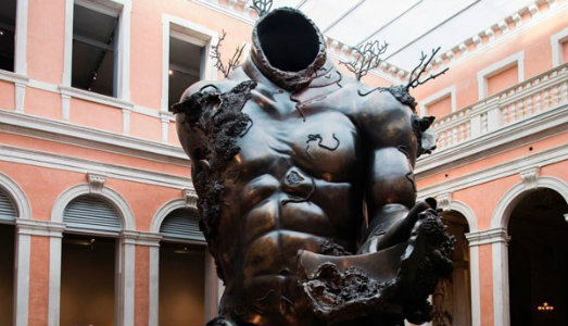 Cosa rimane del colosso? Note dall’ultimo giorno di Damien Hirst alla Fondazione Pinault Cosa rimane del colosso? Note dall’ultimo giorno di Damien Hirst alla Fondazione Pinault