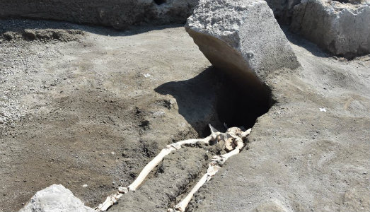 Una tragedia da riscoprire. A Pompei, viene alla luce il primo scheletro dei nuovi scavi