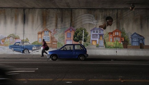 Quanto disturba l’arte? In California un giovane pittore viene ucciso mentre è al lavoro ad un murales per la “non-violenza”