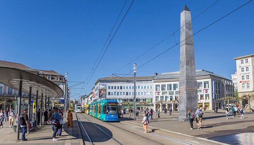L’obelisco resta, ma non in piazza