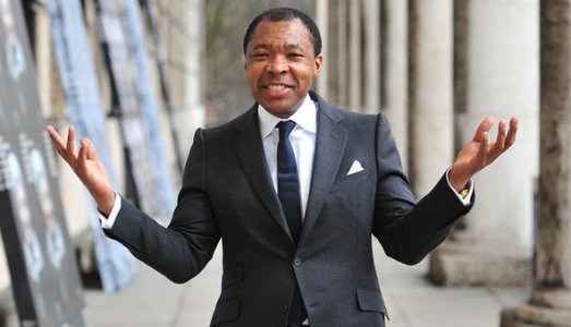 Sorpresa ma non troppo. Okwui Enwezor si dimette da direttore della Haus der Kunst di Monaco