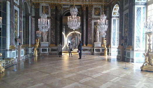 Olafur Eliasson approda a Versailles. Con otto interventi che sperimentano i processi di percezione dello spazio, tra natura e uomo