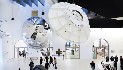 Verso il confine tra scienza e arte. E oltre. Al MAXXI si viaggia nello spazio con Gravity Verso il confine tra scienza e arte. E oltre. Al MAXXI si viaggia nello spazio con Gravity