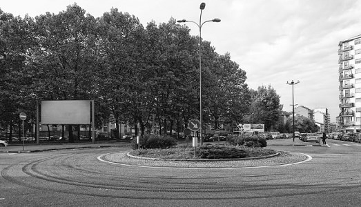 Un billboard per Torino: a Barriera Milano torna una nuova “Opera Viva” di Alessandro Bulgini, coinvolgendo colleghi per quasi sei mesi