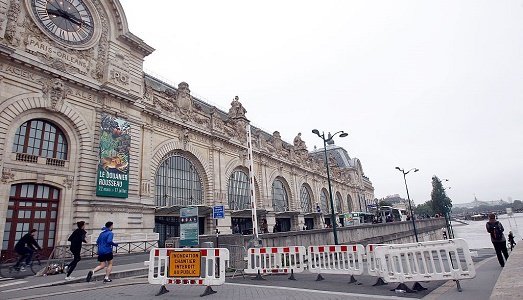 Parigi e il maltempo: la piena del secolo fa spostare i capolavori del Louvre e dell’Orsay ai piani alti, con chiusure straordinarie dei musei Parigi e il maltempo: la piena del secolo fa spostare i capolavori del Louvre e dell’Orsay ai piani alti, con chiusure straordinarie dei musei