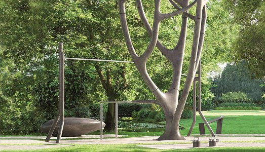 Milano Design Week/10. All’Orto Botanico di Brera è spuntato un albero in cemento armato per il fitness urbano. Imponente e non invasivo
