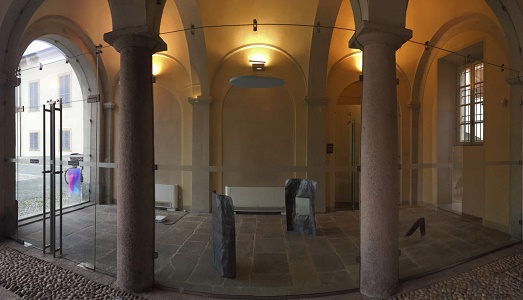 Un anno di lavoro, in un appuntamento. Il gruppo curatoriale “out44” si presenta da Otto a Milano, ripercorrendo il solco delle “Lezioni Americane” di Calvino