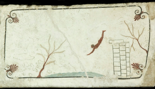 L’icona enigmatica. Al Parco Archeologico di Paestum, una mostra celebra la Tomba del Tuffatore