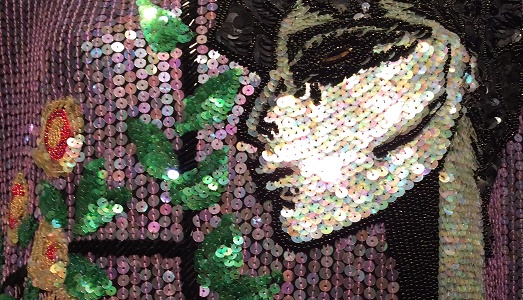 Pailettes ne abbiamo? Da Leonardo a oggi, una mostra a Palazzo Morando di Milano riunisce il filo rosso dei magici dischetti