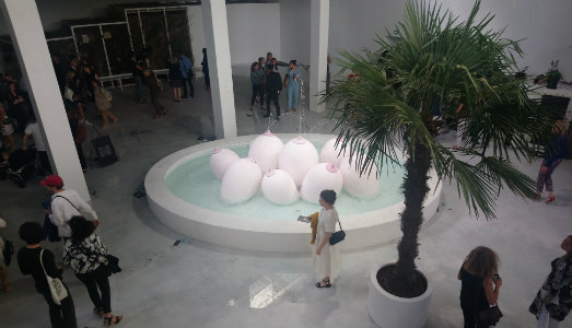 Estate al Palais De Tokyo, con un parco giochi d’artista e un’installazione di Laure Prouvost