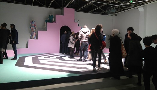 Il Palais de Tokyo si trasforma in mappa geografica, tra contaminazioni e sperimentazione. Per esplorare gli interstizi dell’arte con una manciata di nomi internazionali
