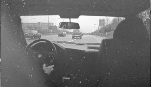 Milano, variazioni di frequenza del paesaggio, dalla tangenziale. Luca Pancrazzi, domani, vi accompagna nel suo “Land Loop”